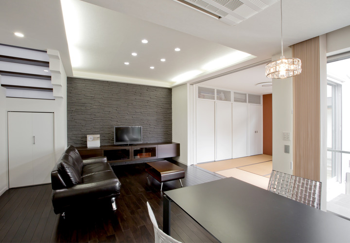 焦げ茶と白を基調したモダンなダイニング・リビング＋和室