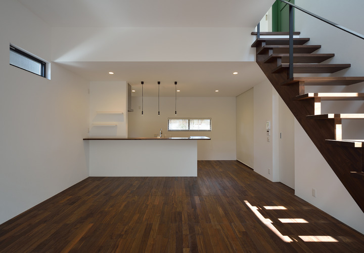 アンティーク調の床材で重厚感の雰囲気のあるリビング