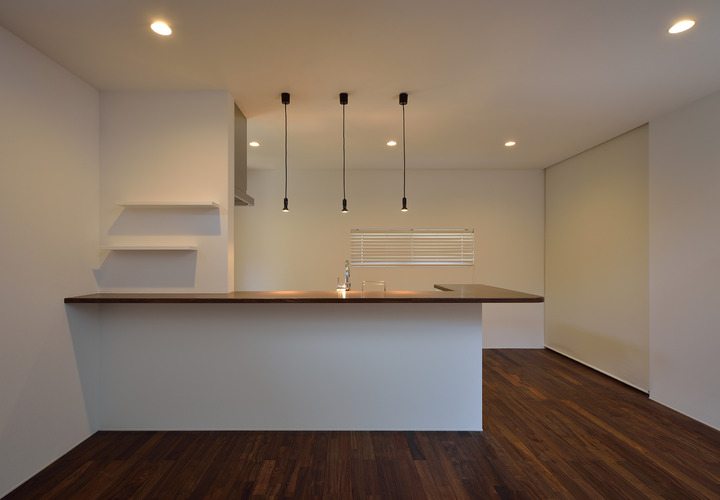 シンプルながらもクラフト感あふれる、ＣＡＦＥ風のキッチン