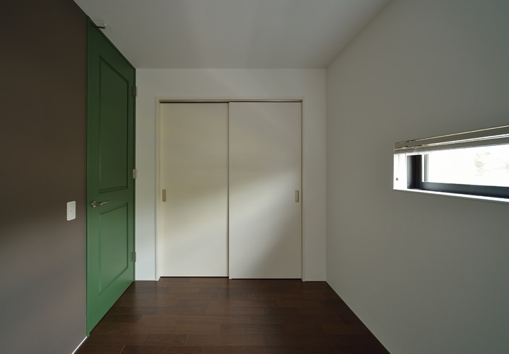 グリーンの扉と相性のよいグレーの壁