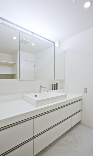 高窓を設けて換気をよくした、清潔感あふれる真っ白な洗面台