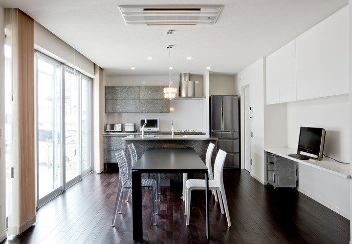 亜鉛メッキ風のキッチンが際立って見えるダイニングキッチン