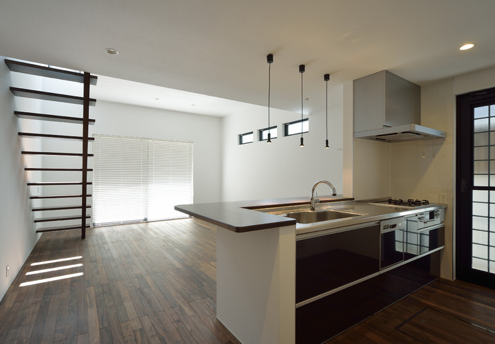 高天井で開放感のあるダイニング・リビング