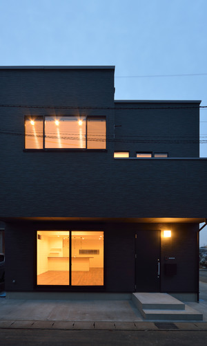 キャンチレバーを取り入れた直線的な外観が見事にマッチした外観