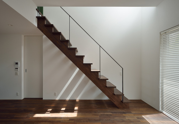 時間とともに表情を変える光を取り入れた絵画のような階段風景