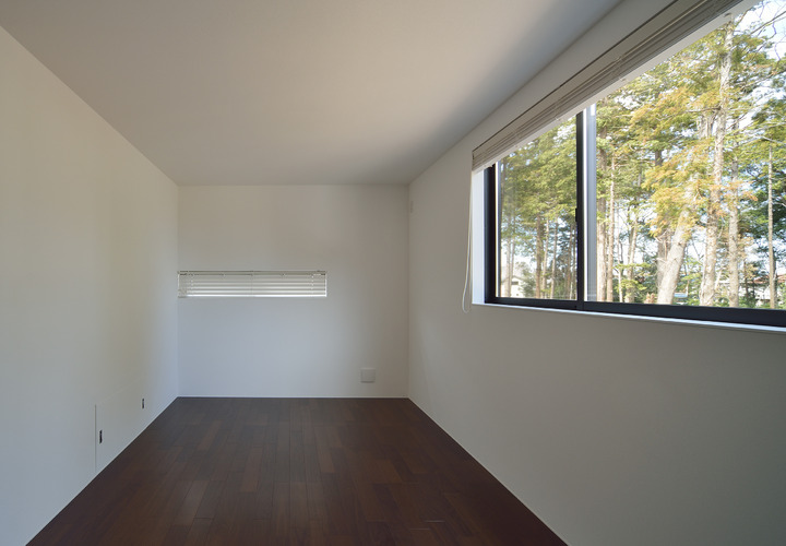 自然をふんだんに感じられる、開放的な窓のある子供部屋