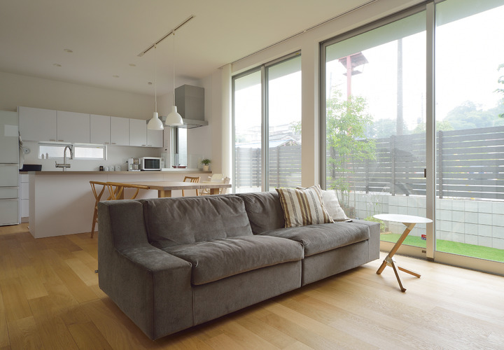 大開口の窓を設け、解放感のあるリビング