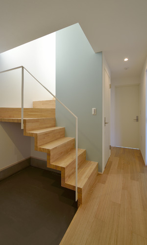 軽やかな階段と吹き抜けから注ぐ優しい光が届く玄関