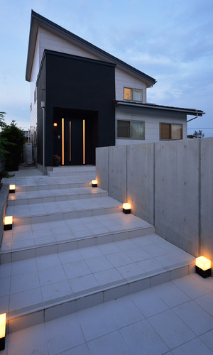 玄関まで導く、灯籠のような美しさを感じる外灯