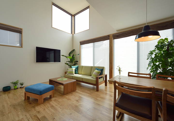 高窓からの採光がさらに部屋の空間を明るくするリビング
