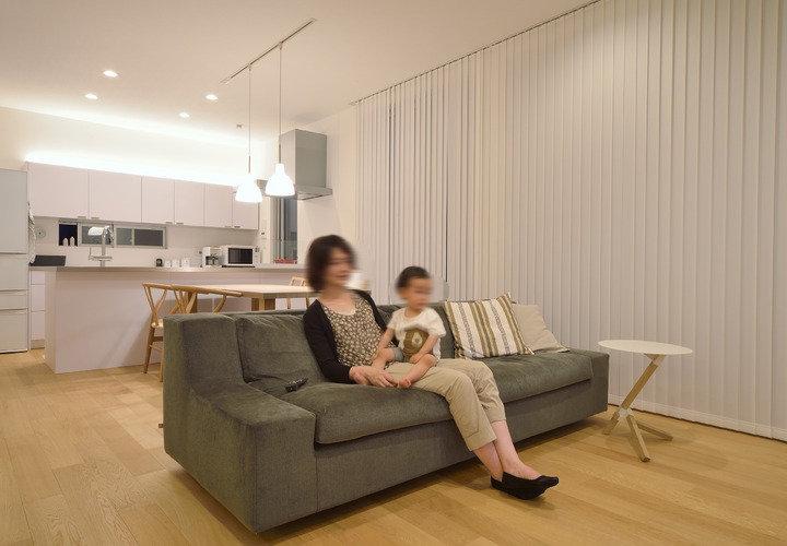 縦型ブラインドが大開口の窓に合うスタイリッシュなリビング