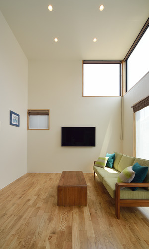 リズム感ある窓のレイアウトと絵画が快適空間に導く