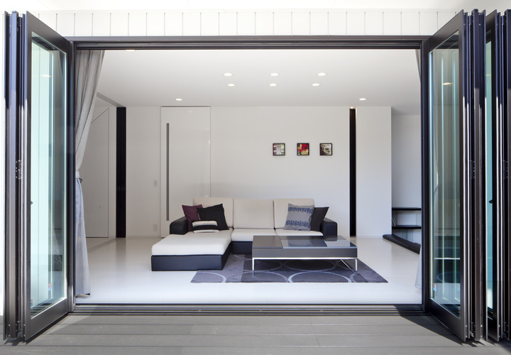 窓をジャバラ開きできるようにして庭との一体感を持ったＬＤＫ