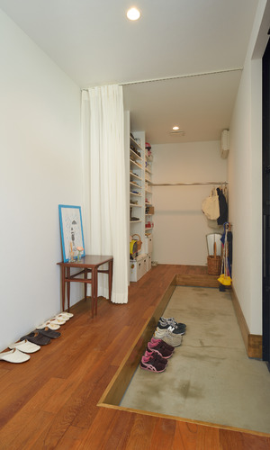 大容量の靴と荷物をカーテンで隠せる玄関