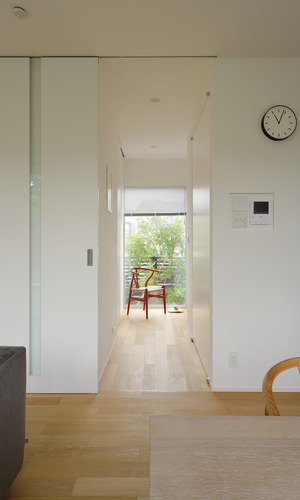 庭に向かって伸びるやすらぎを感じる廊下