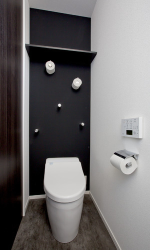 シンプルながらも遊び心のあるトイレットペーパーの見せ方がおもしろいトイレ