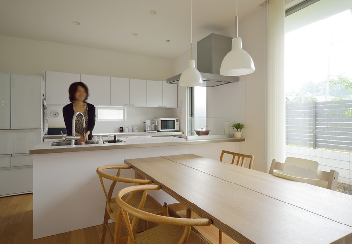 壁面収納を低くすることで圧迫感のないキッチン周り