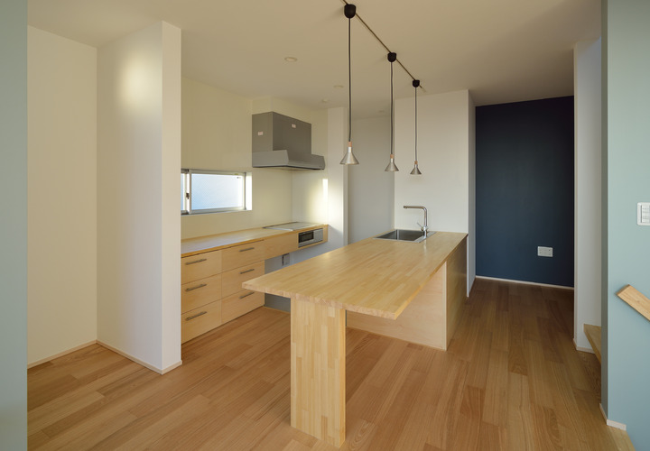 使い勝手のよいシンプルな造作キッチン＋テーブル