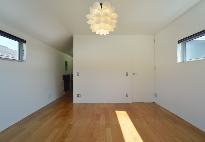 風通りをよくするために２面に窓を設けた、ウォーキングクローゼット付の主寝室