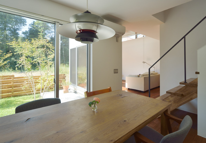 節を味わいにしたテーブルによく似合うルイス・ポールセンの照明