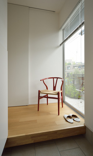 赤のＹチェアが空間を引き締める玄関