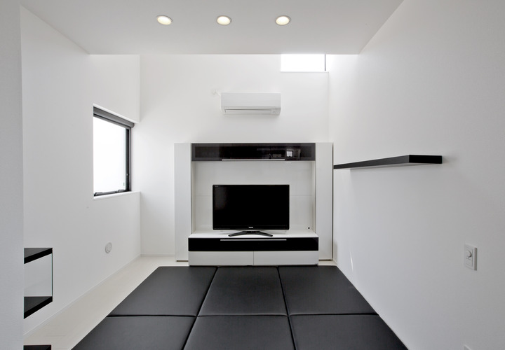 ソファを外すと、クッションがそのまま床になるリビング