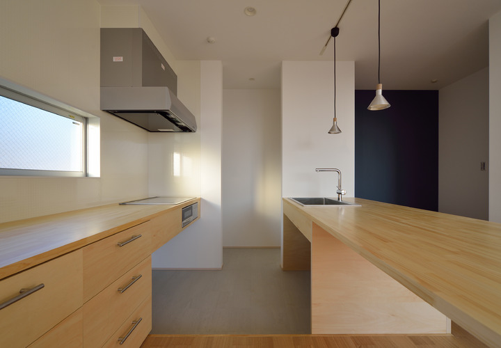 キッチン作業スペースを１段下げることで、テーブルと一体化するキッチン
