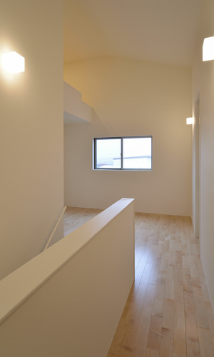 勾配高天井が穏やかなフリースペース