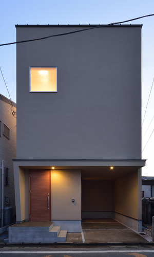 この家で始まる家族の風景が見えてきそうな外観