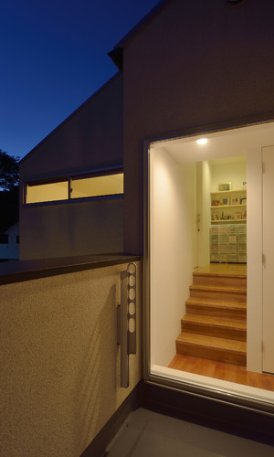 スキップフロアから続く廊下からの延長のようなバルコニー