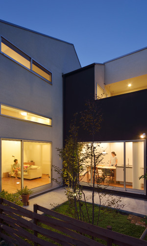 夜空に美しいラインで光る、統一感ある窓からの光