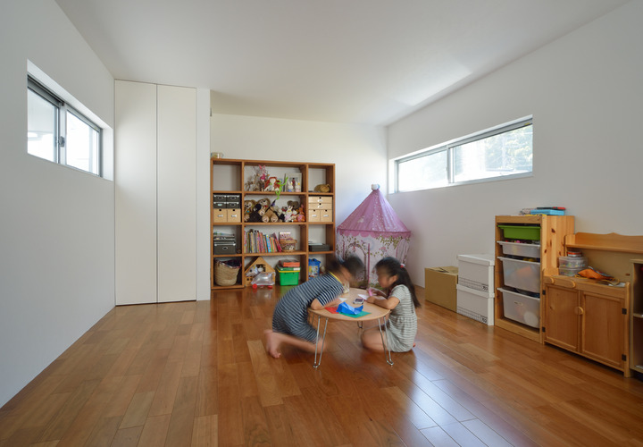 将来子供の個性に合わせた部屋作りをしやすいように、ベーシックな床・壁材をチョイス