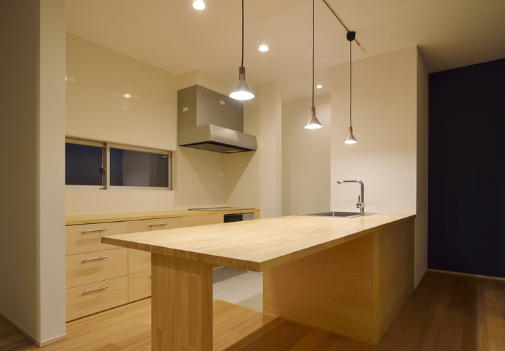 コストパフォーマンスのよい集成材がデザインの一部となっているキッチン＋ダイニングテーブル