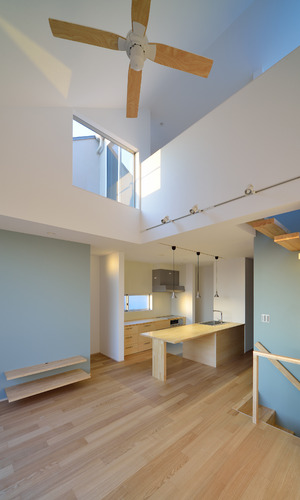 白とベビーブルーの壁が爽やかな空間を演出