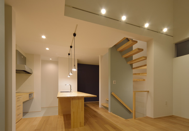 デイスプレイ棚のように見える、軽やかな装いの片持ち階段