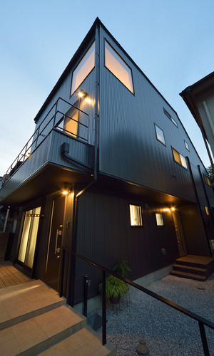 無機質でクールな印象を与える外観