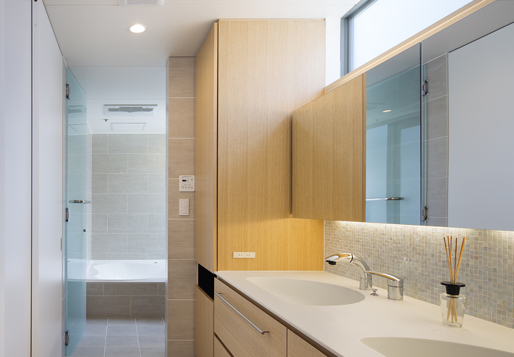 バスルームの床壁・洗面脱衣室の床を揃えることで高級スパのような見せ方の水回り