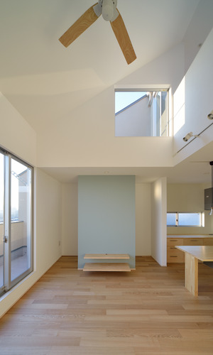 ＴＶ用壁面裏を利用した、両側から使える収納場所