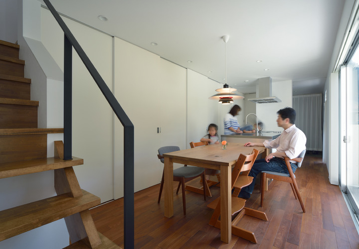 キッチンと並べることで料理が運びやすいダイニング