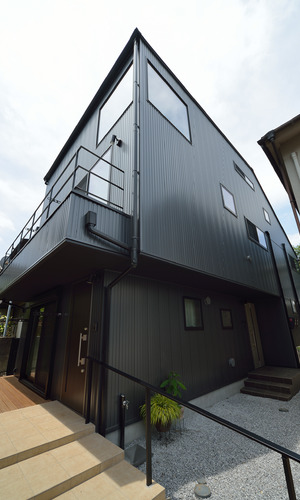 黒を基調にシャープで飽きのこない外観