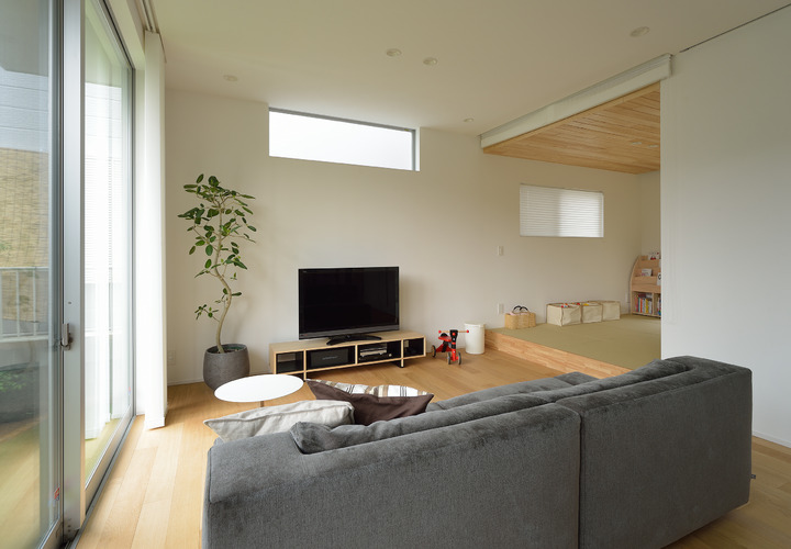 和室とリビング、庭が一体感あふれる、のびのびとしたリビング空間