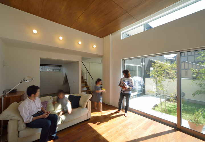 開口部を広くとり、中庭からの光を全面に取り入れたリビング