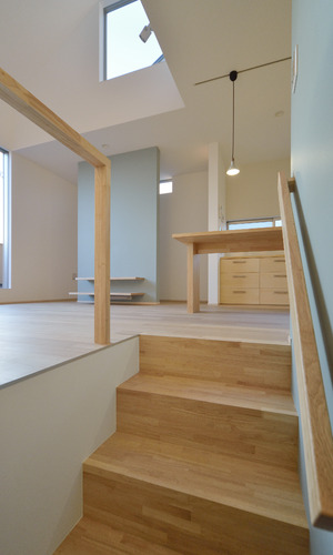 白・ベビーブルー・白木の配色が洗練された雑貨屋のよう