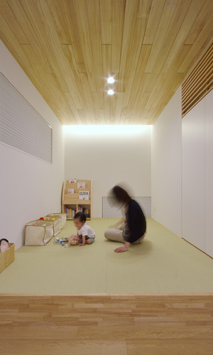 シンプルナチュラルな空間に縁のない畳を使用した和室