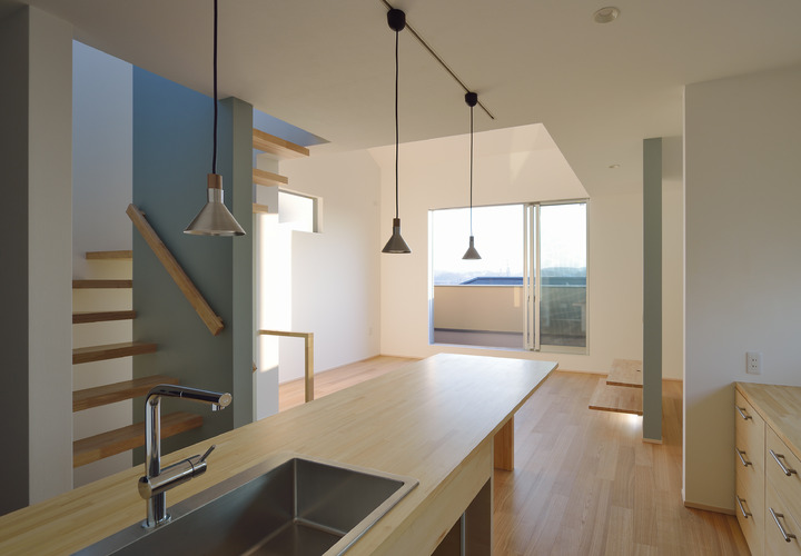 吹き抜けから落ちる柔らかな光でいっぱいのＬＤＫ