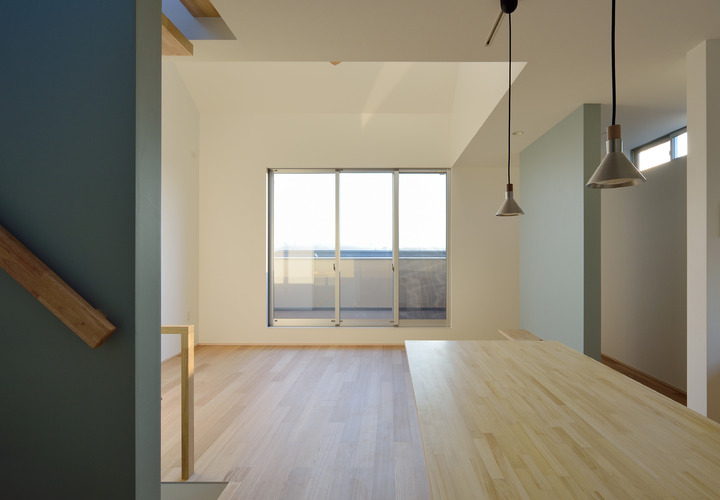 吹き抜けとベランダに通じる窓から穏やかな風と光が入る