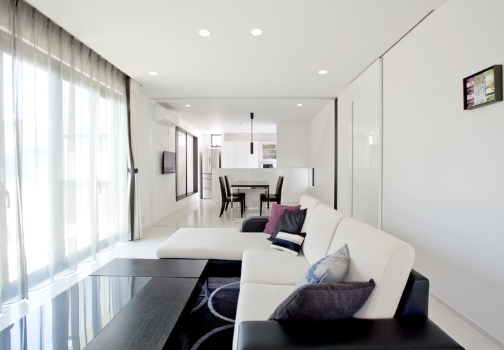 白黒で統一された細長い空間のＬＤＫ