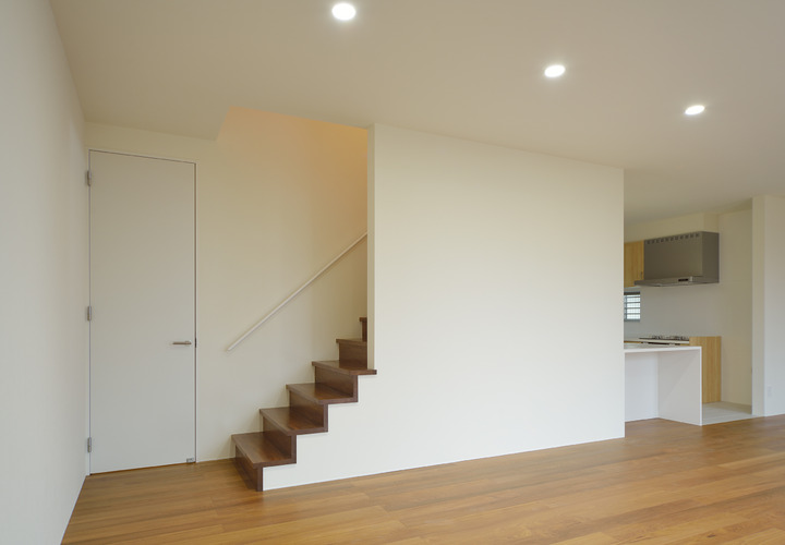 壁面を半分にして、オブジェのように見せる階段空間