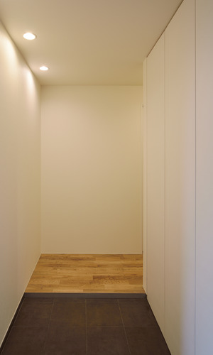 上がり框を低めに設定して、圧迫感をなくした玄関周り