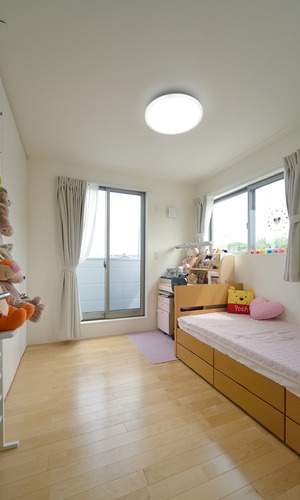 明るく風通しのよい角部屋の子供部屋